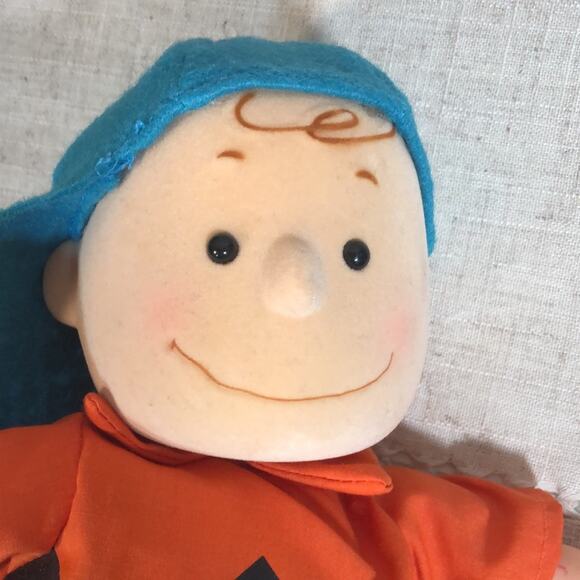 Vintage Peanuts Charlie Brown Movable Musical Doll - It’s a Small World Music - Picture 5 of 10
